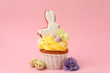 Pembe arka planda Paskalya dekoru olan lezzetli kek, yakın plan.