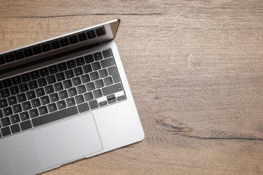 Modern dizüstü bilgisayar ahşap masa, üst manzara. Metin için boşluk