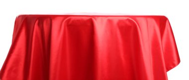Beyaz üzerine izole edilmiş şık kırmızı ipek kumaşlı masa