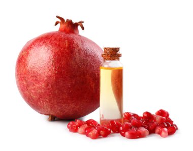 Beyaz üzerine izole edilmiş zeytinyağı ve taze nar şişesi.