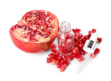 Taze nar, pipet ve tohumlar beyaz üzerine izole edilmiş şişe.