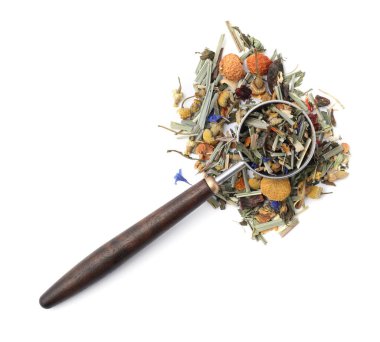 Kurutulmuş bitki çayı ve ölçü kaşığı beyaz, üst manzara