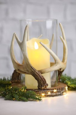 Dekoratif LED mum ve köknar dalları kapalı masa, yakın çekim