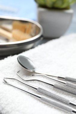 Masada farklı diş aletleri ve havlu, yakın plan.