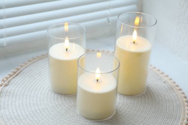 Pencere pervazında güzel LED mumlar, yakın plan