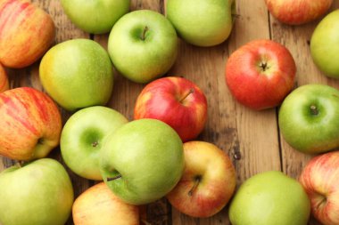 Tahta masada taze olgun elmalar, yakın plan.