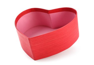 Kalp şeklinde bir hediye kutusu beyaza izole edilmiş.