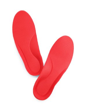 Bir çift kırmızı ortopedik taban beyaza izole edilmiş.