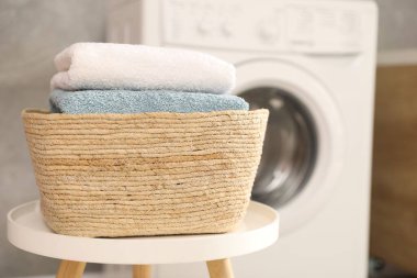 İçerideki masada hasır sepetin içinde havlu yığını, yakın plan. Metin için boşluk