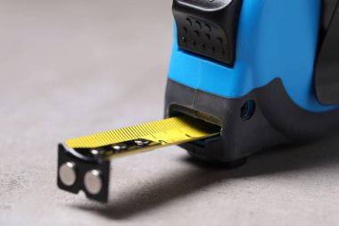 Gri masadaki bir mezura, yakın plan.