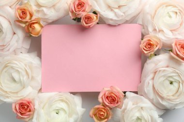 Güzel ranunculuslar, güller ve beyaz arka planda boş bir kart. Tasarım için model