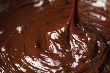 Lezzetli erimiş çikolata aşağı akıyor, yakın çekim manzarası.