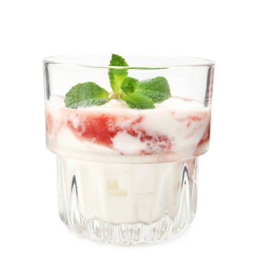 Çilek reçelli lezzetli yoğurt ve beyaz üzerine izole edilmiş nane.