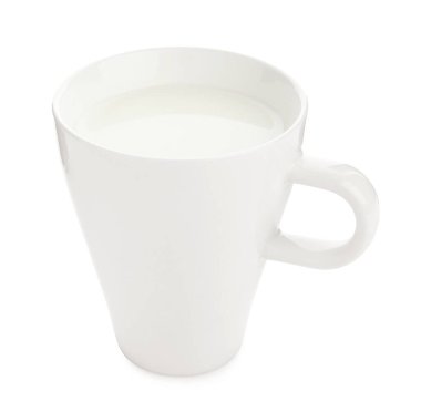 Beyaz bardakta taze süt izole edilmiş.