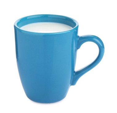 Beyaz bardakta taze süt izole edilmiş.