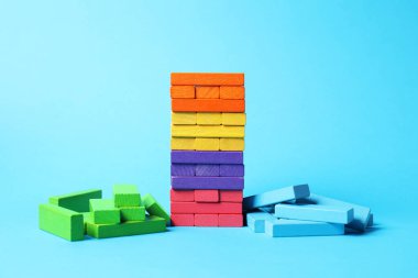Açık mavi arkaplanda renkli bloklar kulesi