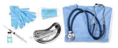 Cerrahi aletler, üniforma, tıbbi maskeler ve eldivenler beyaz sette izole edilmiş.