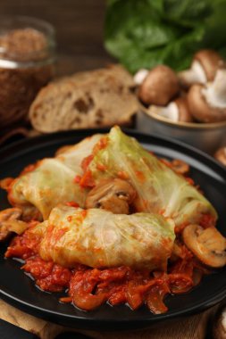 Mantarlı lahana sarmaları ve domates sosu, yakın plan.