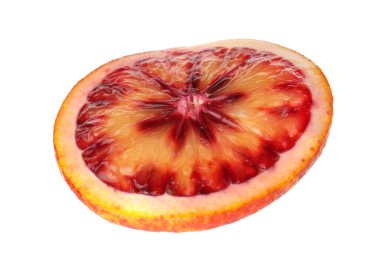 Sicilya portakalı dilimi beyaza izole edilmiş.