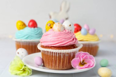 Beyaz masada Paskalya dekoru olan lezzetli kekler, yakın plan.