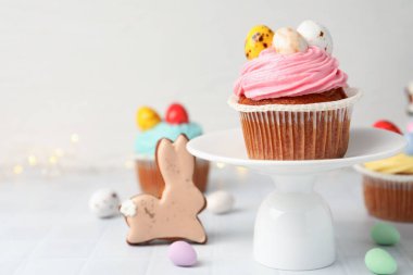 Paskalya desenli lezzetli kekler beyaz fayanslı masada, yakın plan. Metin için boşluk