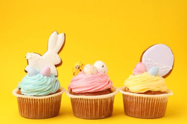 Turuncu arka planda Paskalya kekleri, yakın plan.