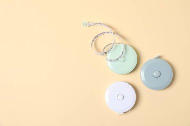 Bej arka plandaki şeritleri ölçüyor, düz yatıyordu. Metin için boşluk