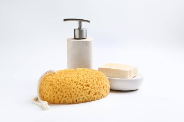 Beyaz arkaplanda sünger ve kozmetik ürünleri