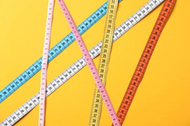 Turuncu arka planda farklı ölçüm bantları, düz yatış