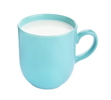 Beyaz bardakta taze süt izole edilmiş.