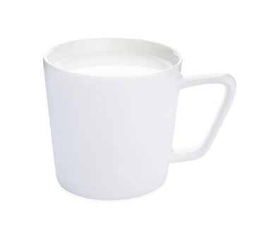 Beyaz bardakta taze süt izole edilmiş.