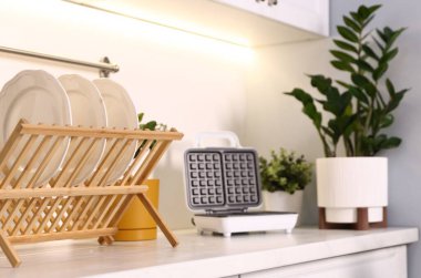 Mutfaktaki mutfak tezgahına saksılar ve tabaklar, yakın plan. İç tasarım