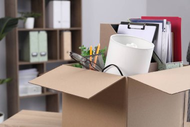 Dağılabilirsiniz. Ofisteki kişisel eşyaların olduğu kutu, yakın çekim. Metin için boşluk