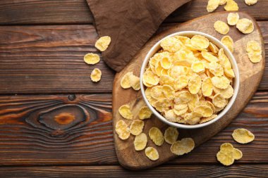 Tahta masadaki kasede leziz mısır gevrekleri, üst manzara. Metin için boşluk