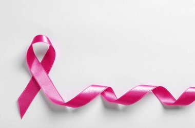 Göğüs kanseri farkındalığı. Beyaz arkaplanda pembe kurdele