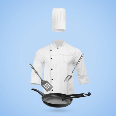 Şef üniforması ve mutfak aletleri pastel mavi arka planda hareket halinde. Aşçılık dersleri ya da poster tasarımı