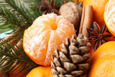 Olgun mandalinalar, baharatlar, ceviz, köknar ağacı dalları ve masa üzerinde koni, yakın çekim