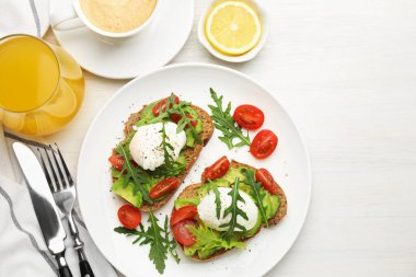 Avokado tostları ve hafif ahşap masada servis edilen haşlanmış yumurtalarla nefis bir kahvaltı. Metin için boşluk