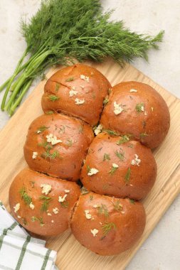 Taze çörekler sarımsak ve dereotlu Işık masasında, düz