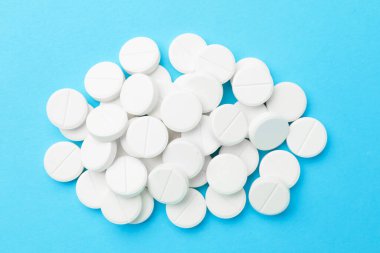 Açık mavi arka planda haplar, düz uzanma