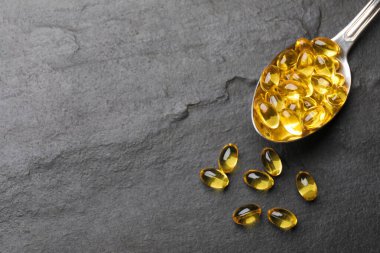 Siyah masada altın jelatin kapsüllü kaşık, düz. Metin için boşluk