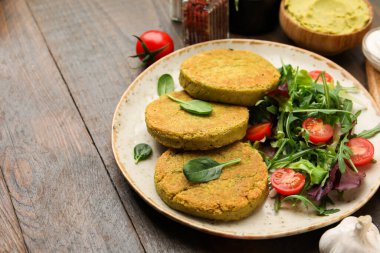 Tahta masada servis edilen salatalı lezzetli vejetaryen köfteleri, yakın plan.