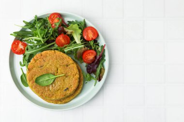 Beyaz fayanslı masada salatalı lezzetli vejetaryen köfteleri, üst manzara. Metin için boşluk