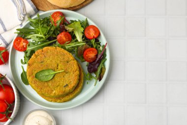 Beyaz fayanslı masada servis edilen salatalı lezzetli vejetaryen köfteleri. Metin için boşluk