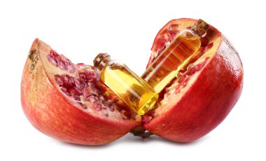 Yağ ve taze nar içeren şişeler beyaz üzerine izole edilmiş.