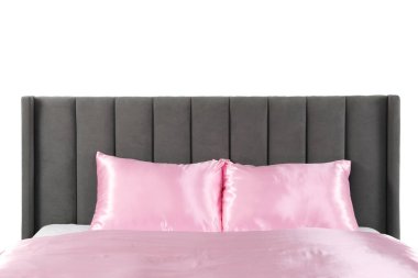 Beyaz çarşaflı büyük bir yatak.