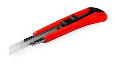 Beyaz arka planda keskin bir kağıt bıçak.