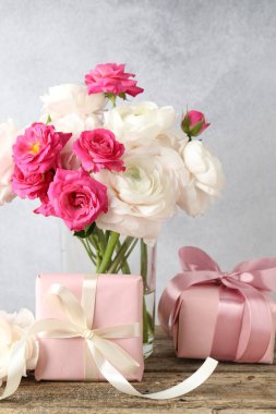 Güzel çiçekler ve hediyeler ahşap masada