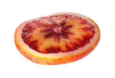 Sicilya portakalı dilimi beyaza izole edilmiş.