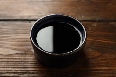 Ahşap masada soya sosu, yakın plan.